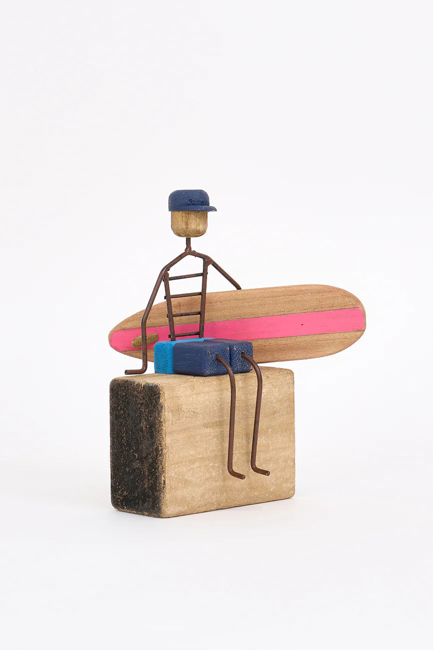 Sculpture surfeur assis