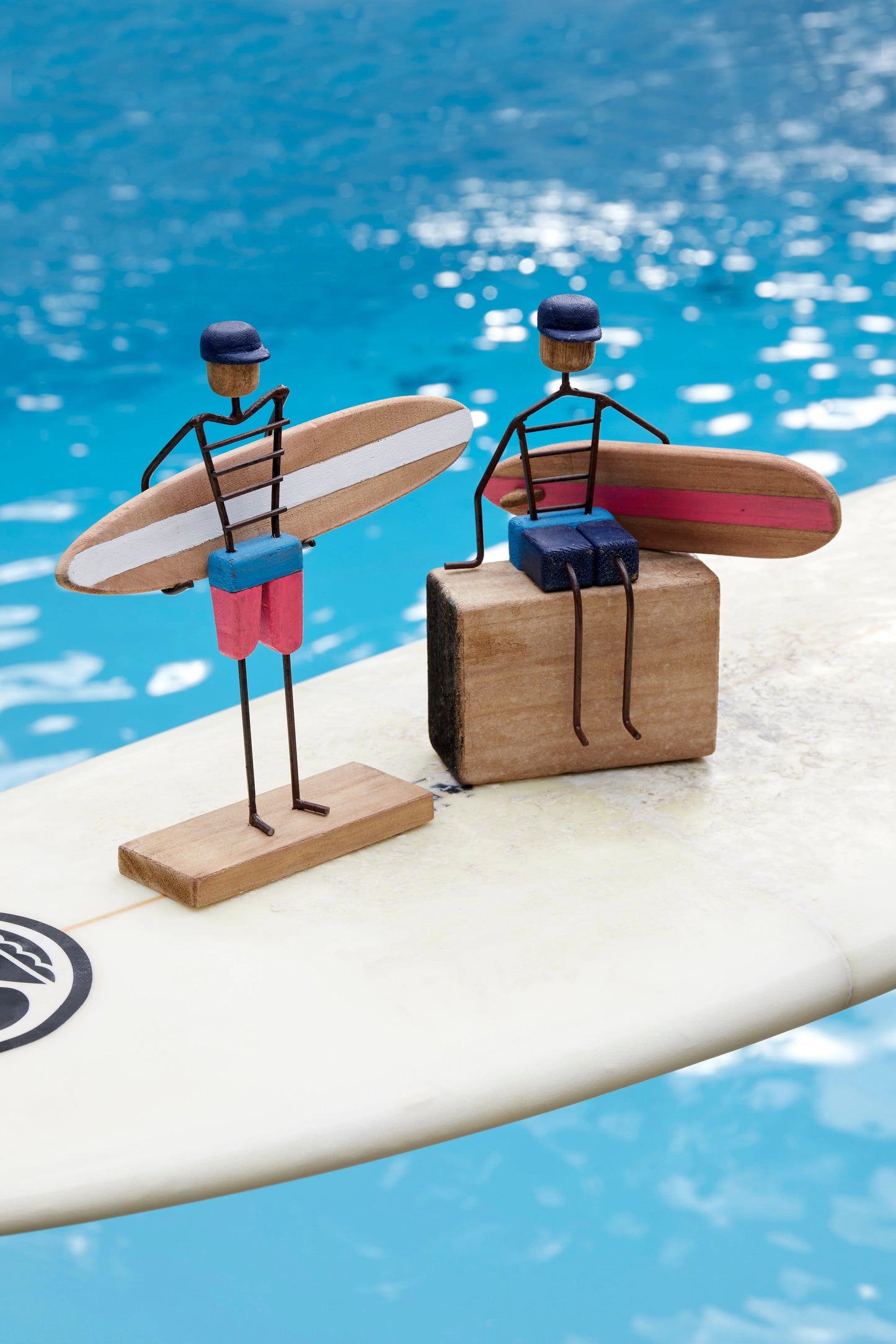 Sculpture surfeur assis