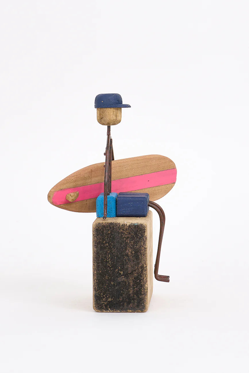 Sculpture surfeur assis