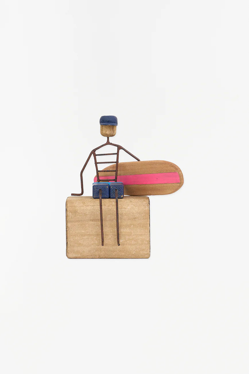 Sculpture surfeur assis
