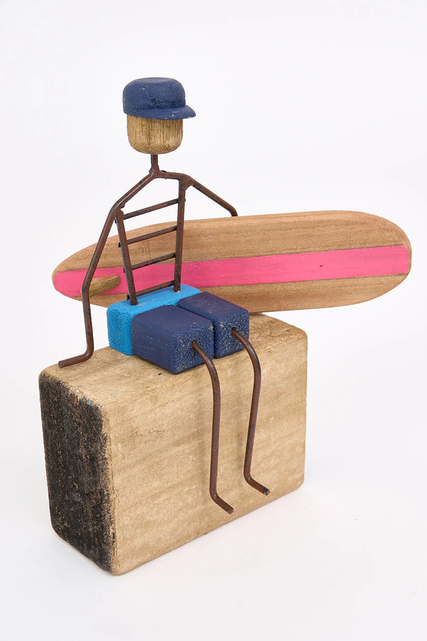 Sculpture surfeur assis
