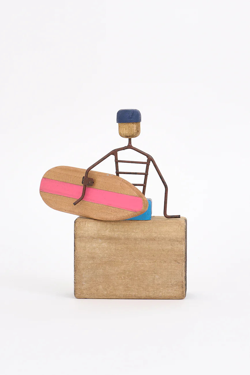 Sculpture surfeur assis