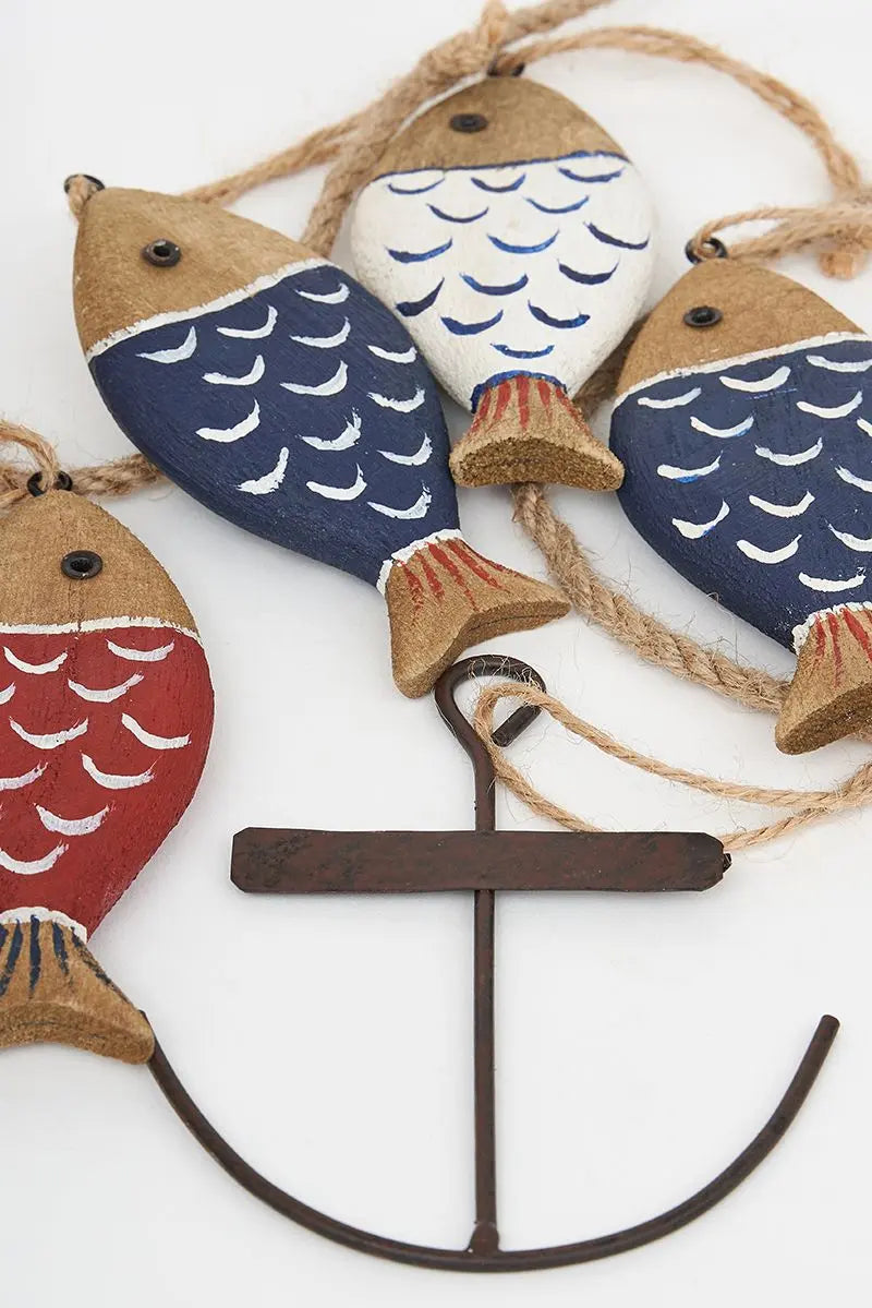 Poissons en bois à rayures et ancre métal