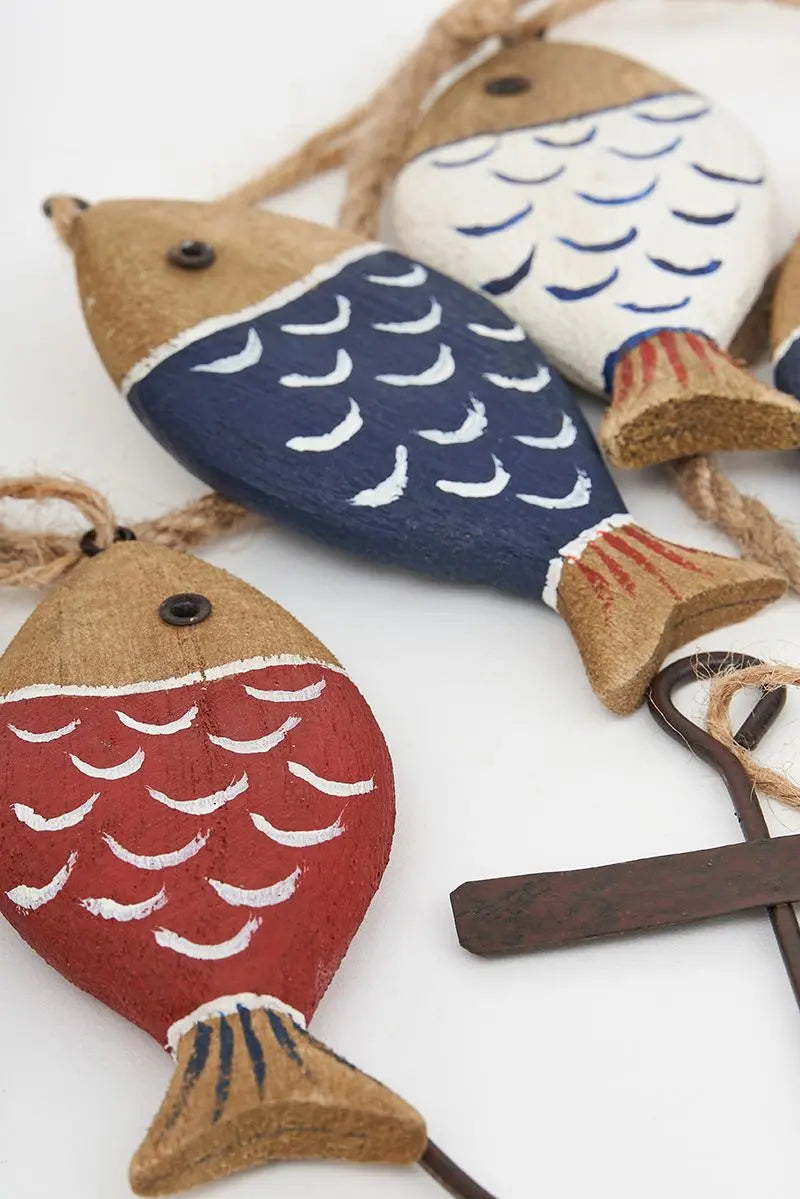 Poissons en bois à rayures et ancre métal