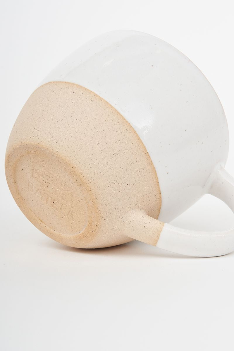 Tasse en grès gravée.