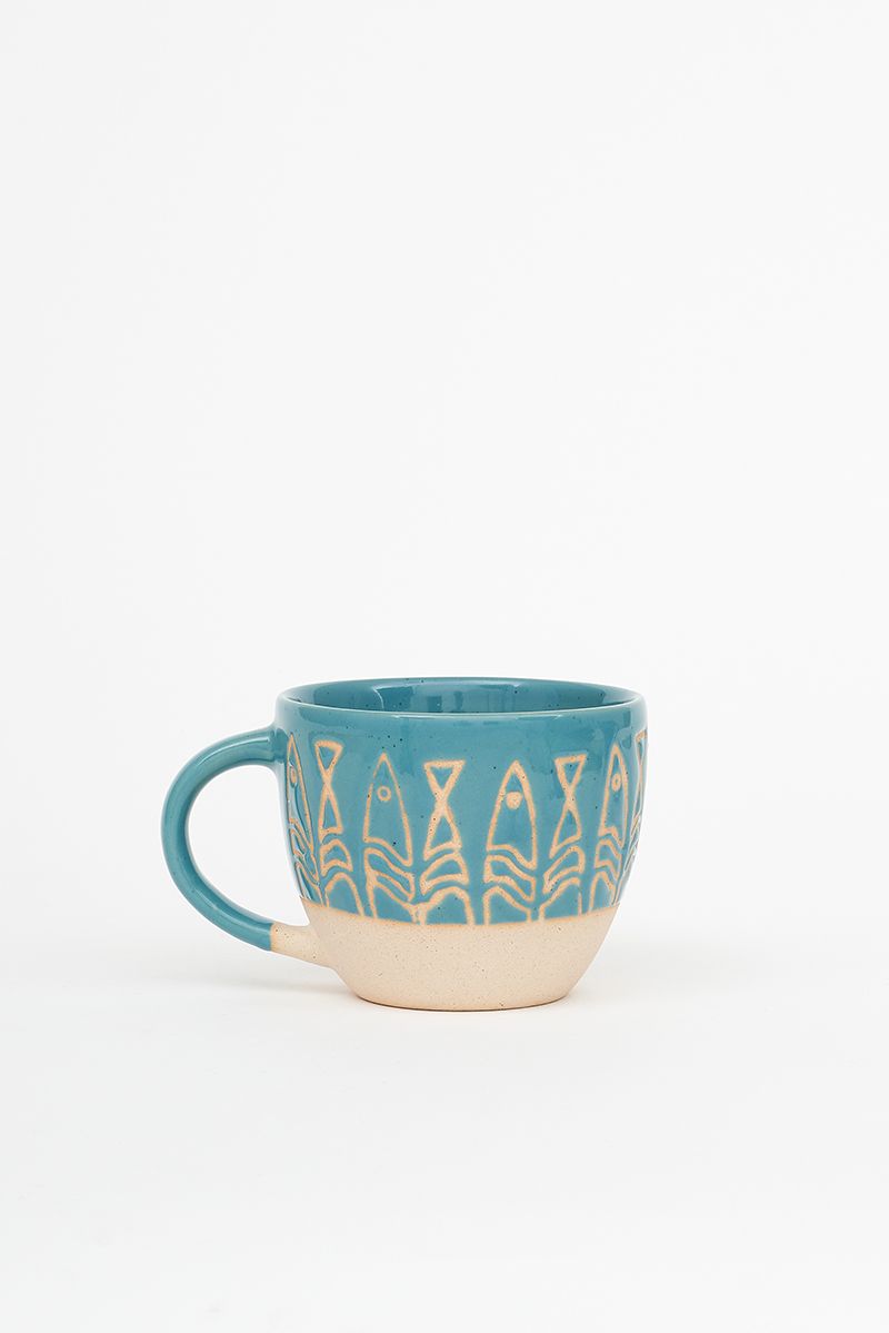 Tasse en grès gravée.