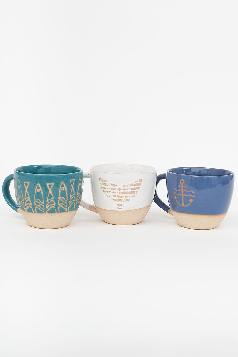 Tasse en grès gravée.