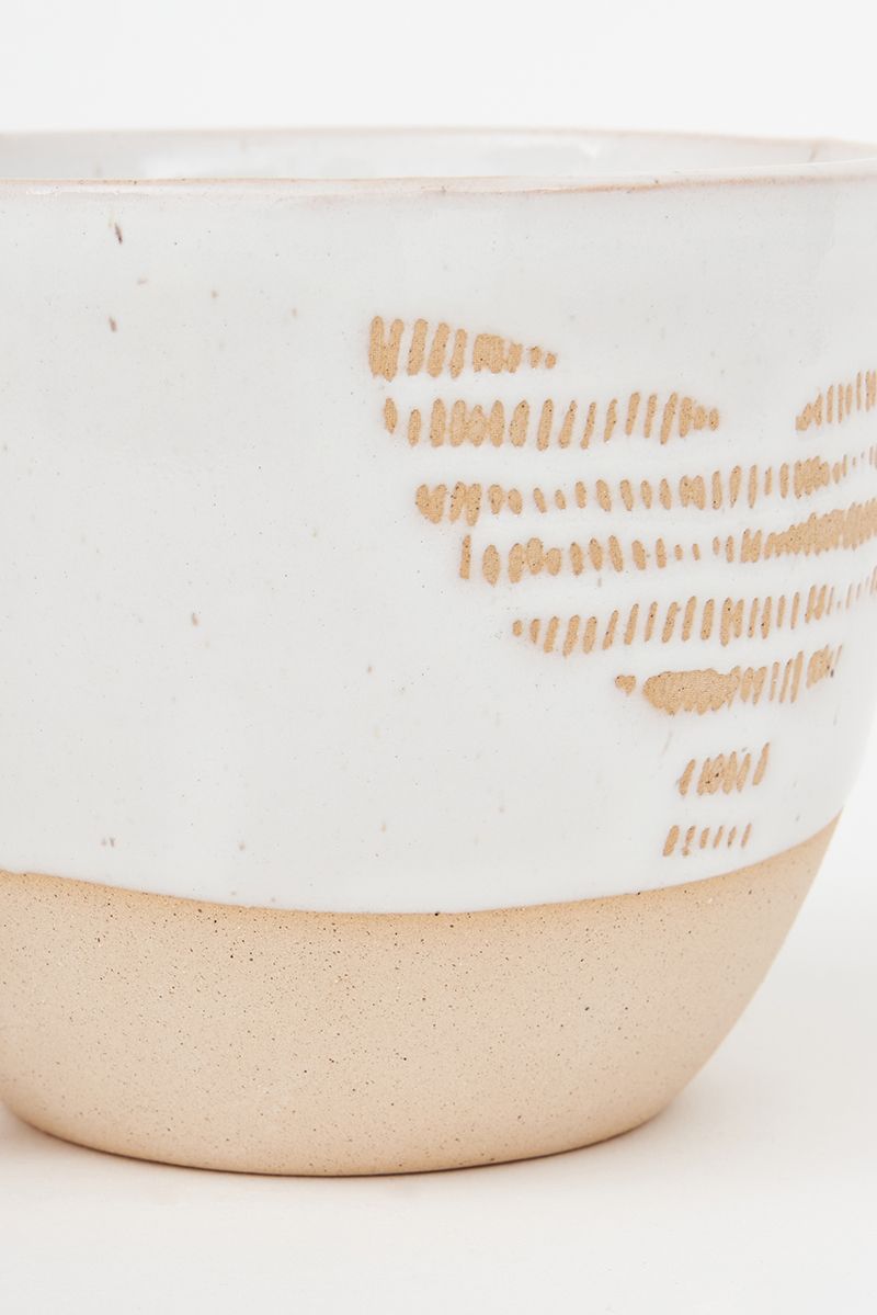 Tasse en grès gravée.