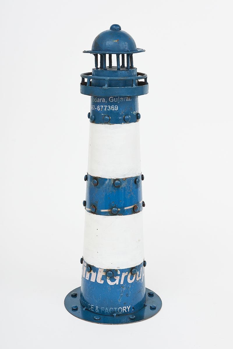 Phare en métal recyclés.