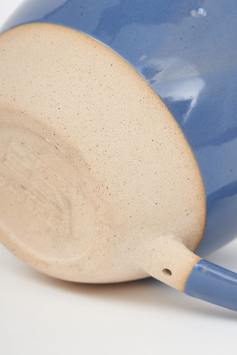 Tasse en grès gravée.