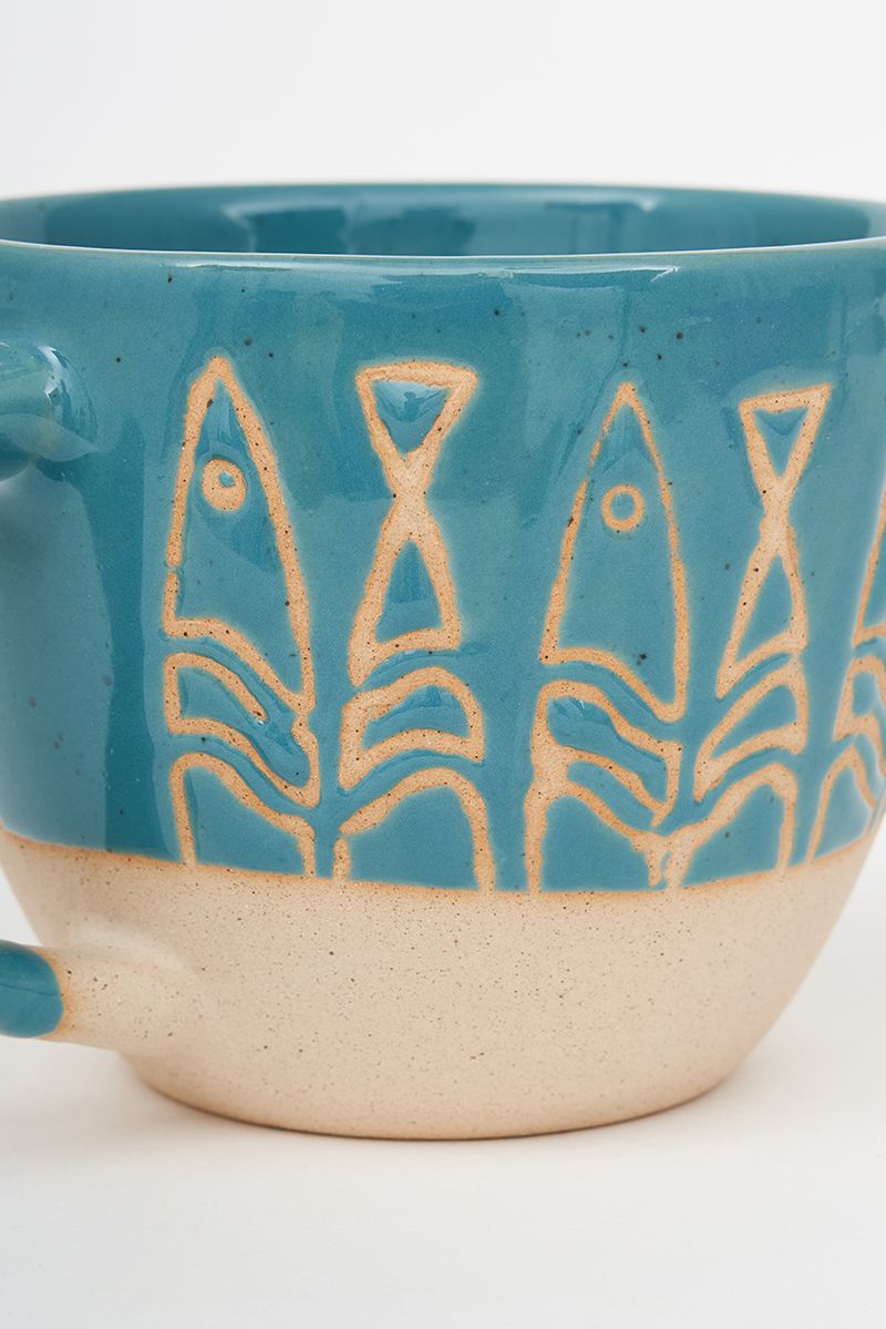 Tasse en grès gravée.