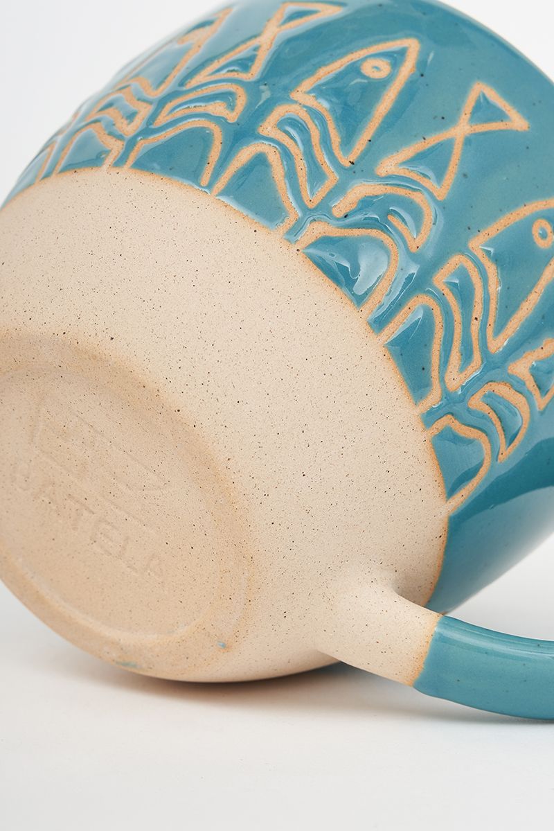 Tasse en grès gravée.