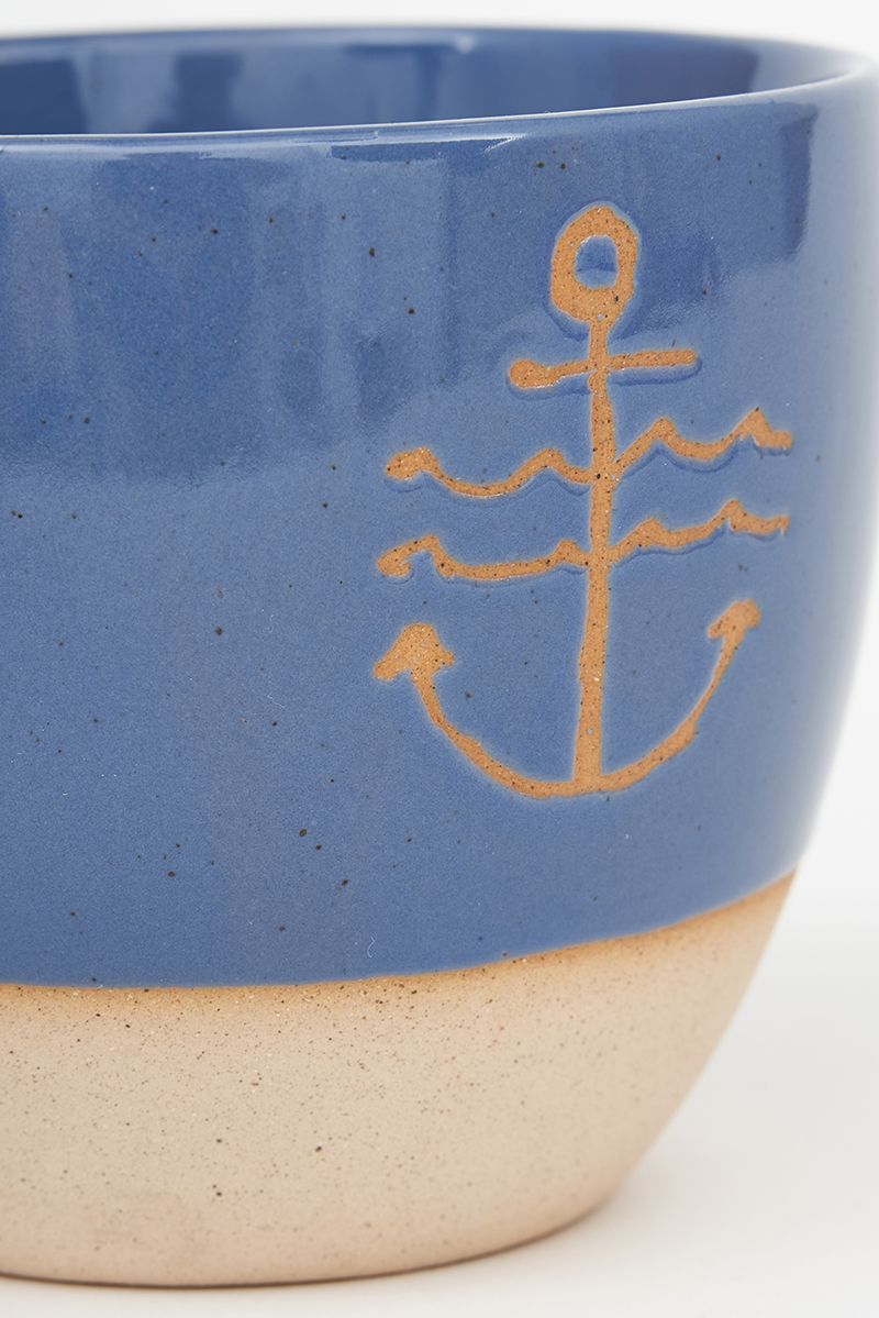 Tasse en grès gravée.