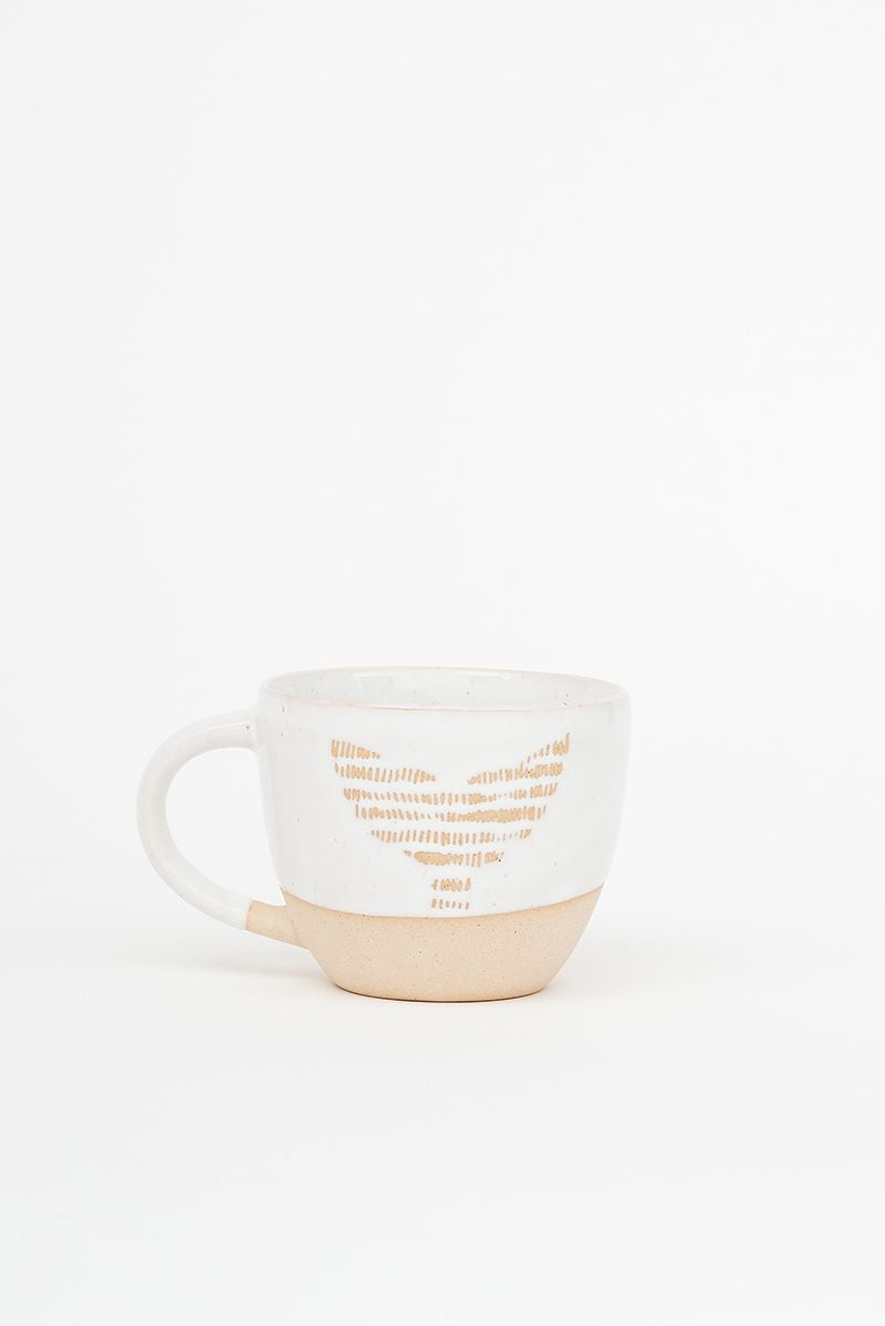 Tasse en grès gravée.